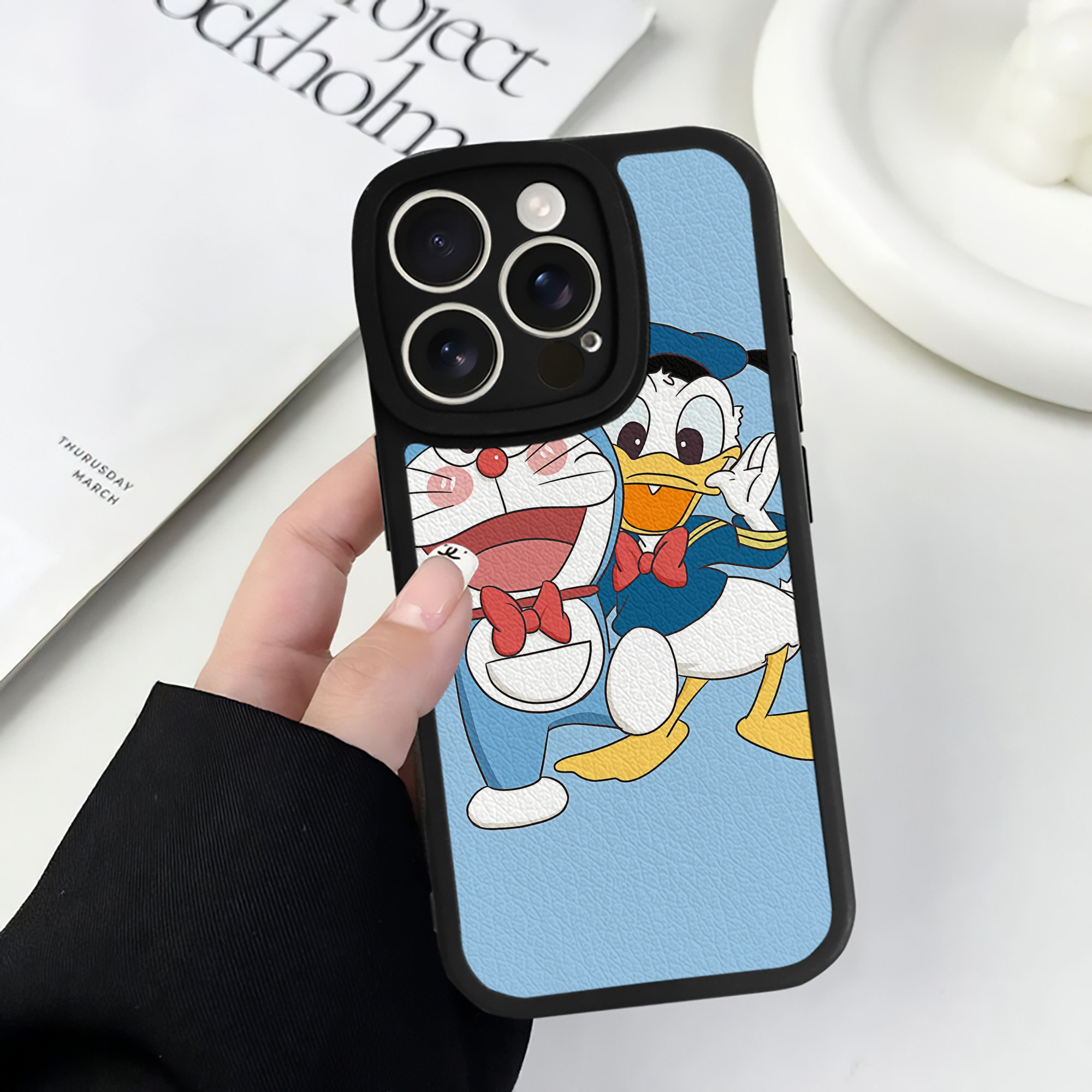 （画像用） ドラえもん Doraemon 【iPhone 16シリーズ対応】シリコンスマホケース（レザー調） 材質：シリコン